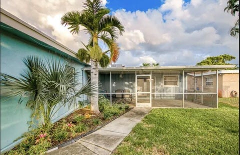 Tiny photo for 2200 N 47th Avenue, Hollywood, FL 33021 (MLS # B26037183)