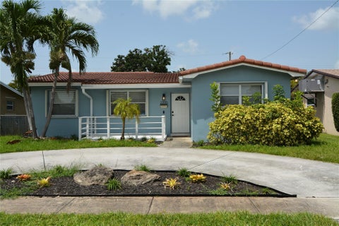 Photo of 2200 N 47th Avenue, Hollywood, FL 33021 (MLS # B26037183)