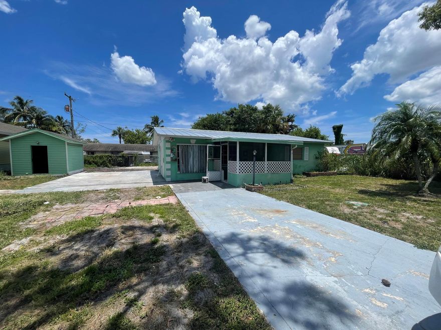 Investor special, new metal roof, Bathroom recently remodeled