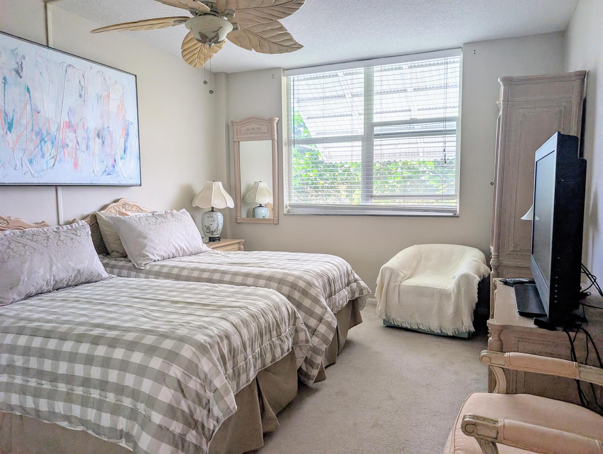 ROYAL SAXON INC - Residential Lease