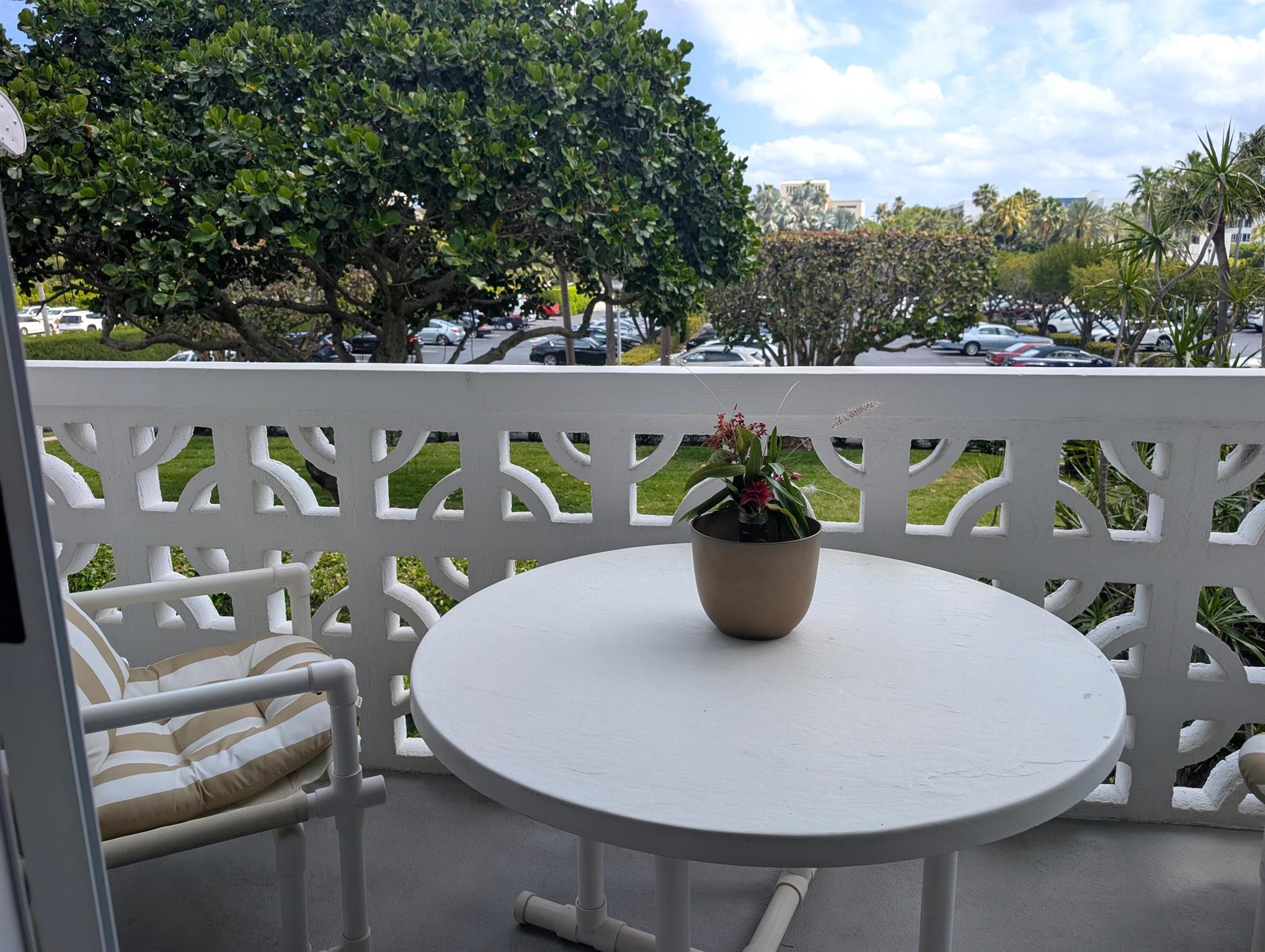 ROYAL SAXON INC - Residential Lease