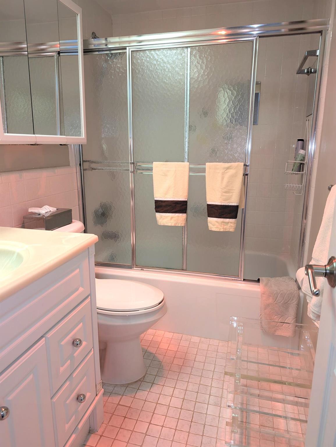ROYAL SAXON INC - Residential Lease