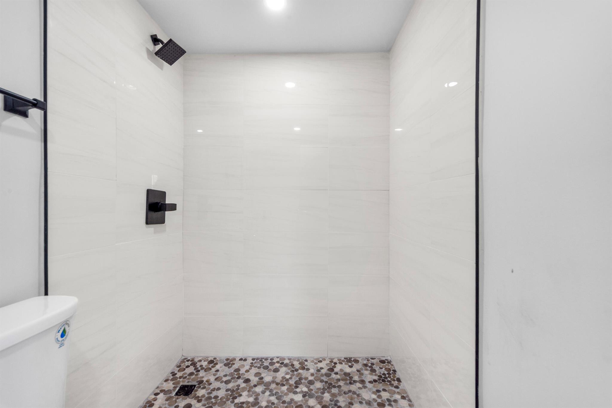 KINGS POINT SAXONY CONDOS - Residential Lease