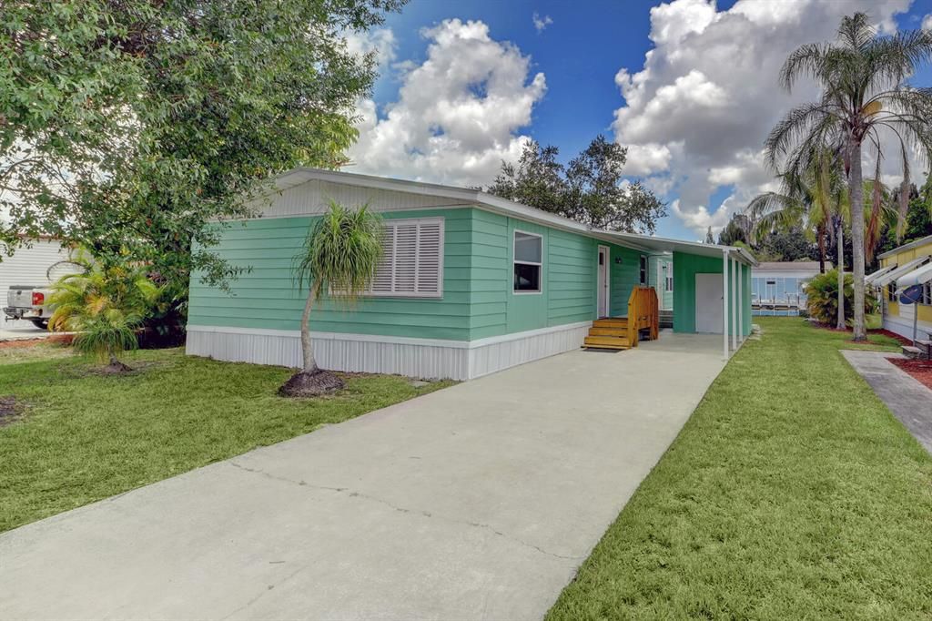 Photo of 251 SE Paradise Place, Stuart, FL 34997 (MLS # R10735017)