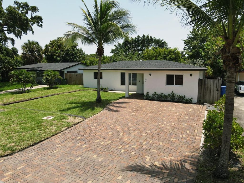 Photo of 1818 SW 29 St, Fort Lauderdale, FL 33315 (MLS # F10511176)