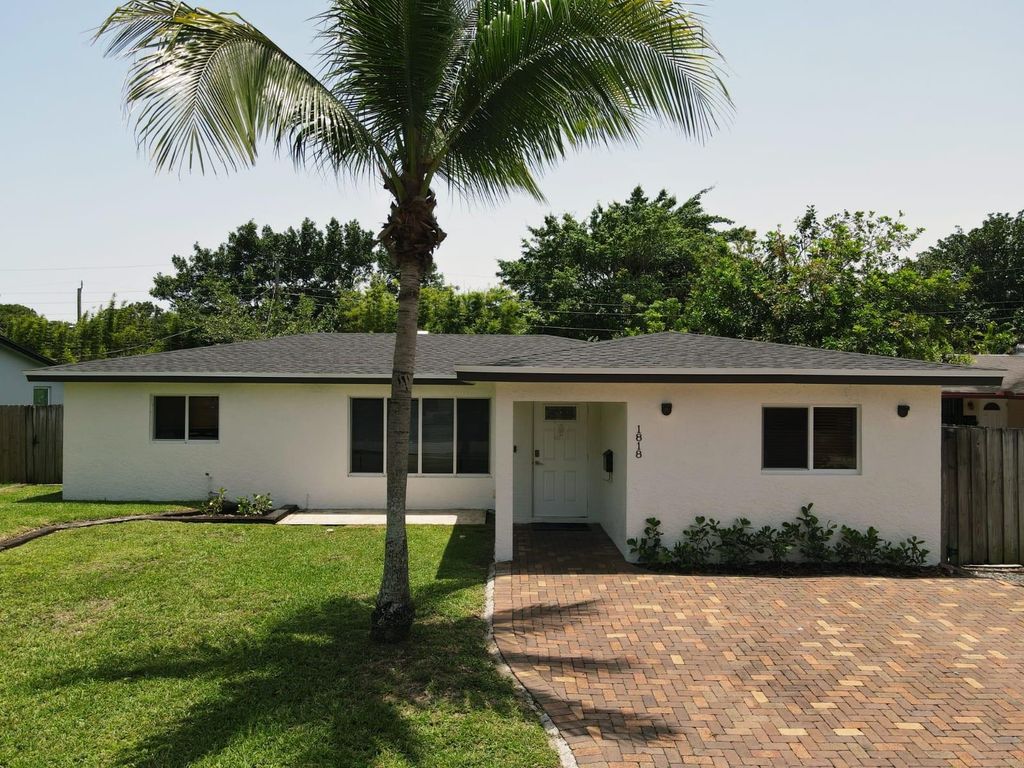 Photo of 1818 SW 29 St, Fort Lauderdale, FL 33315 (MLS # F10511176)