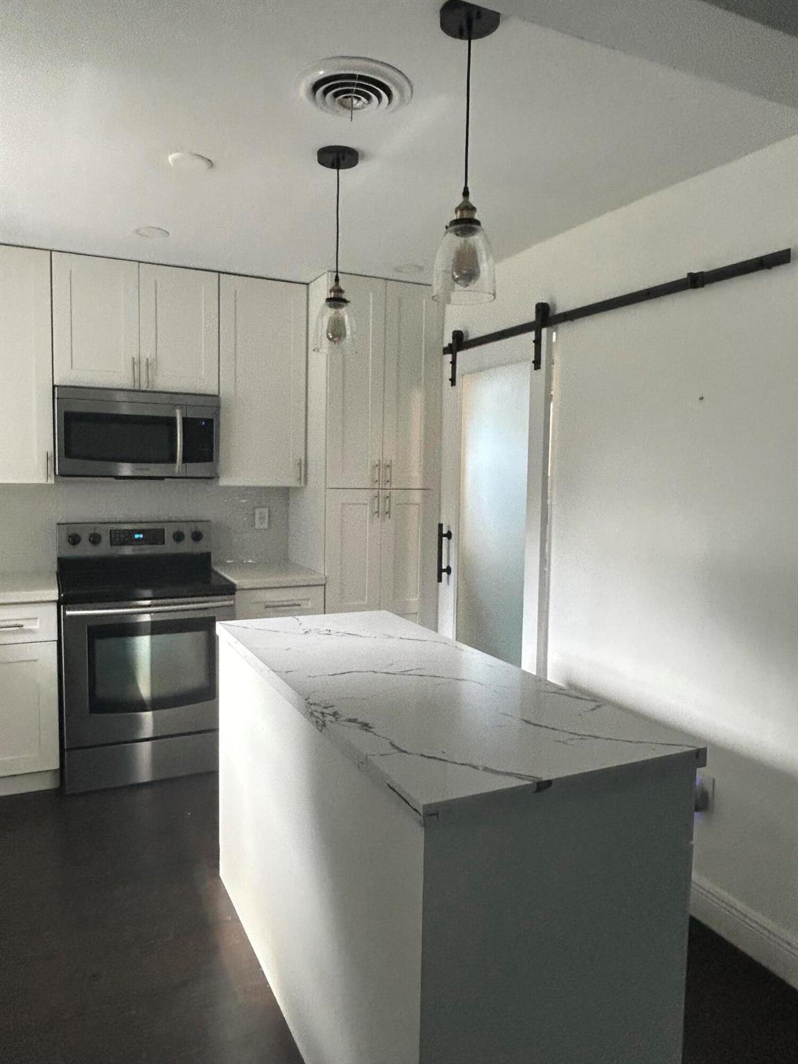 HOLLYWOOD HILLS - Residential