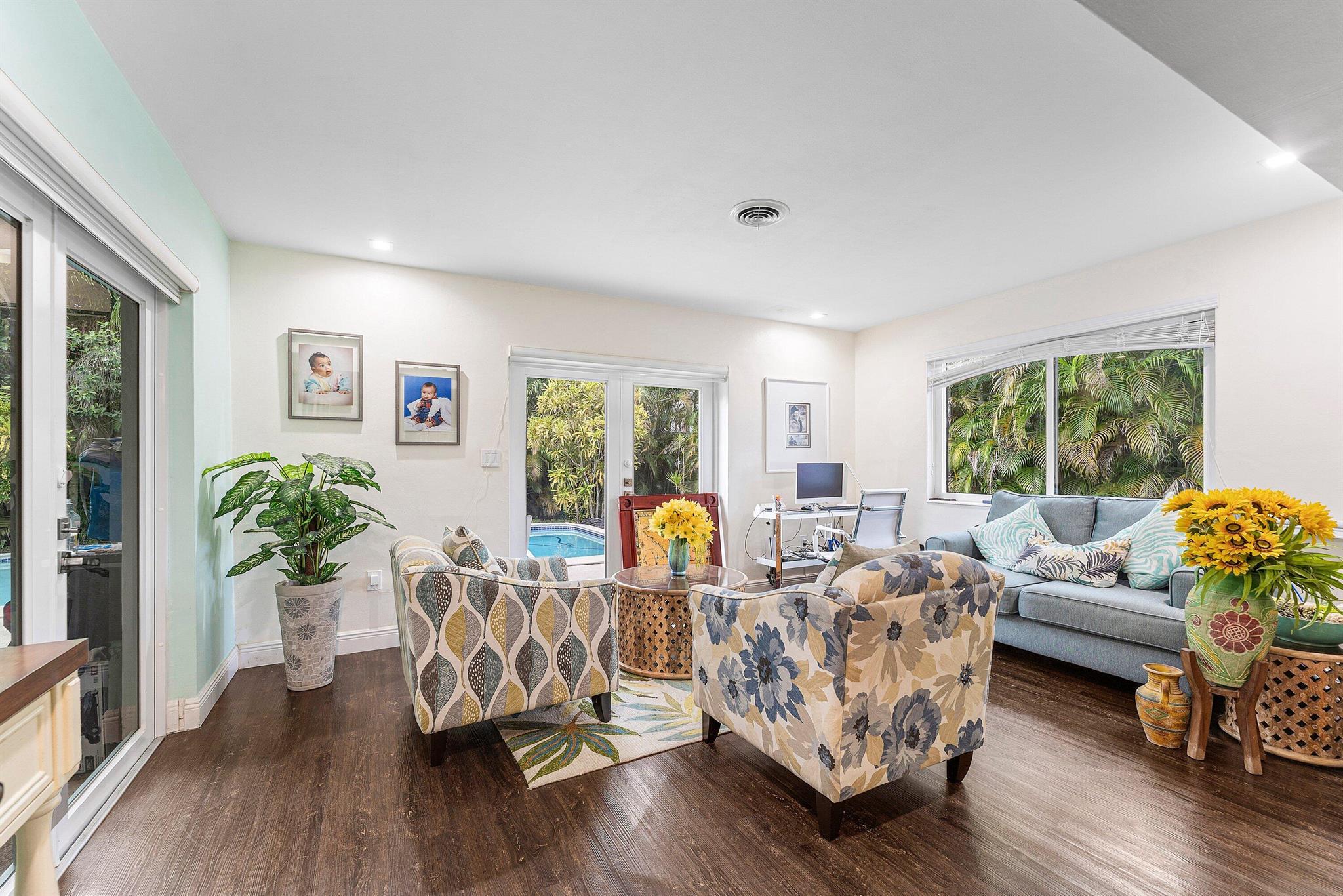 HOLLYWOOD HILLS - Residential