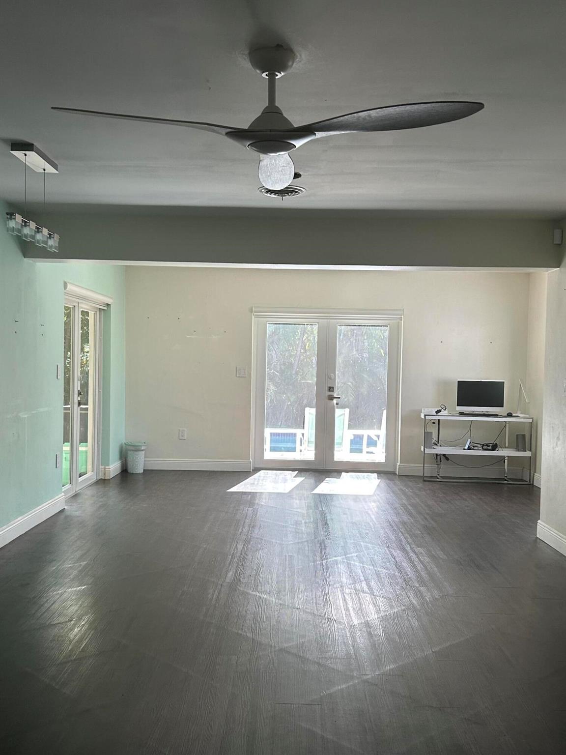 HOLLYWOOD HILLS - Residential