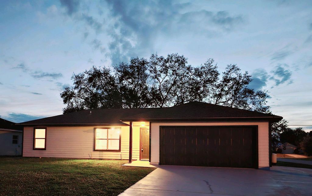 Photo of 1800 SW Cameo Boulevard, Port Saint Lucie, FL 34953 (MLS # R10943693)
