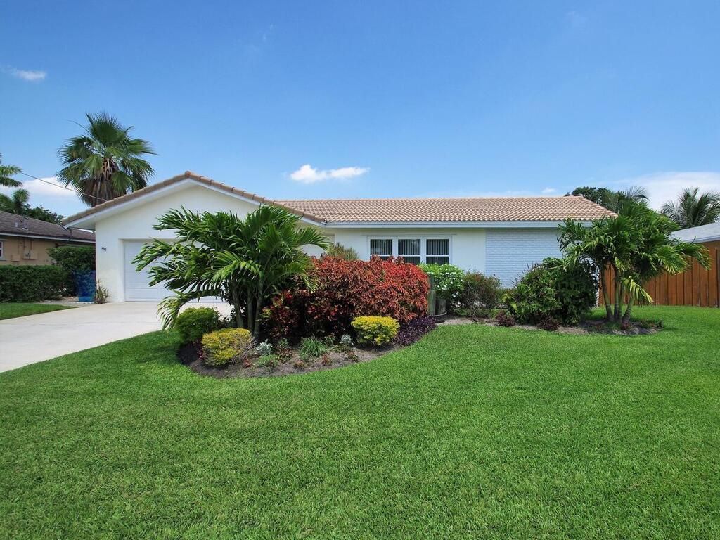 Photo of 1241 SW 27th Avenue, Boynton Beach, FL 33426 (MLS # R10709230)