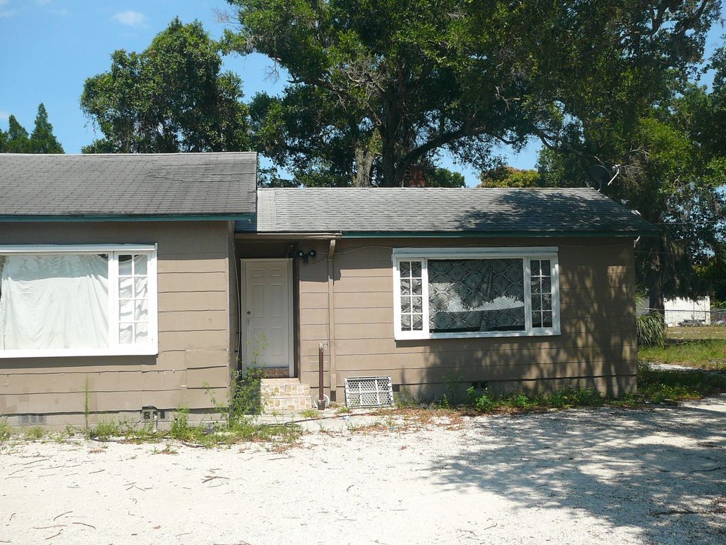 Photo of 300 S 17th Street, Fort Pierce, FL 34950 (MLS # R10994472)