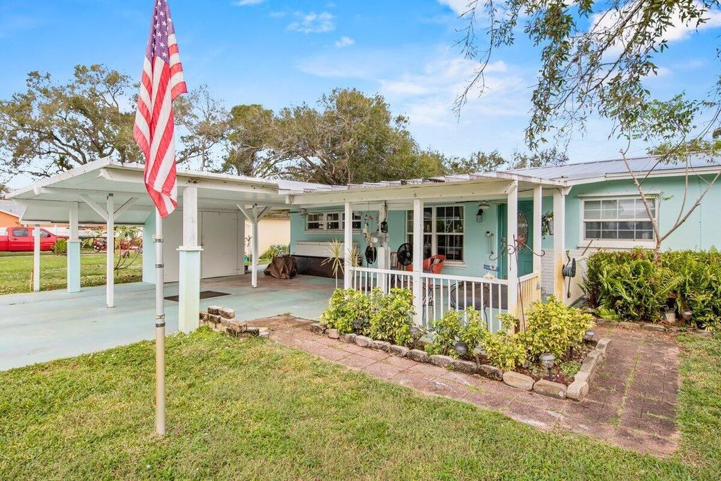 Photo of 1008 Buckeye Drive, Fort Pierce, FL 34982 (MLS # R10927655)