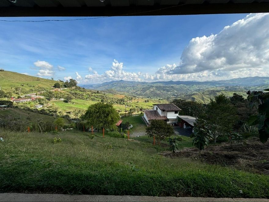 A 10 minutos de Donmatias en la via que conduce a Santa Rosa de Osos.A 350 metros de la carretera principal, acceso en placa huella. Casa con un area construida de 170 metros, excelentes acabados.5 habitaciones.3 banos.Zona BBQ.Lote de 2700 metros.Cultivo con 190 arboles de tomate de arbol muy cerca de iniciar etapa productiva.Circuito cerrado de TV.Espectacular panoramica.