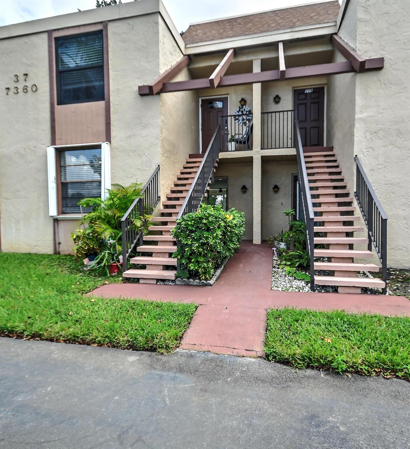 Completely renovated, new floors, appliances, a/c, electrical breaker box, recessed lighting, no popcorn, vacant and ready to occupy. enclosed porch, additional dining area off kitchen, golf view. Close to public transportation. Best value in area