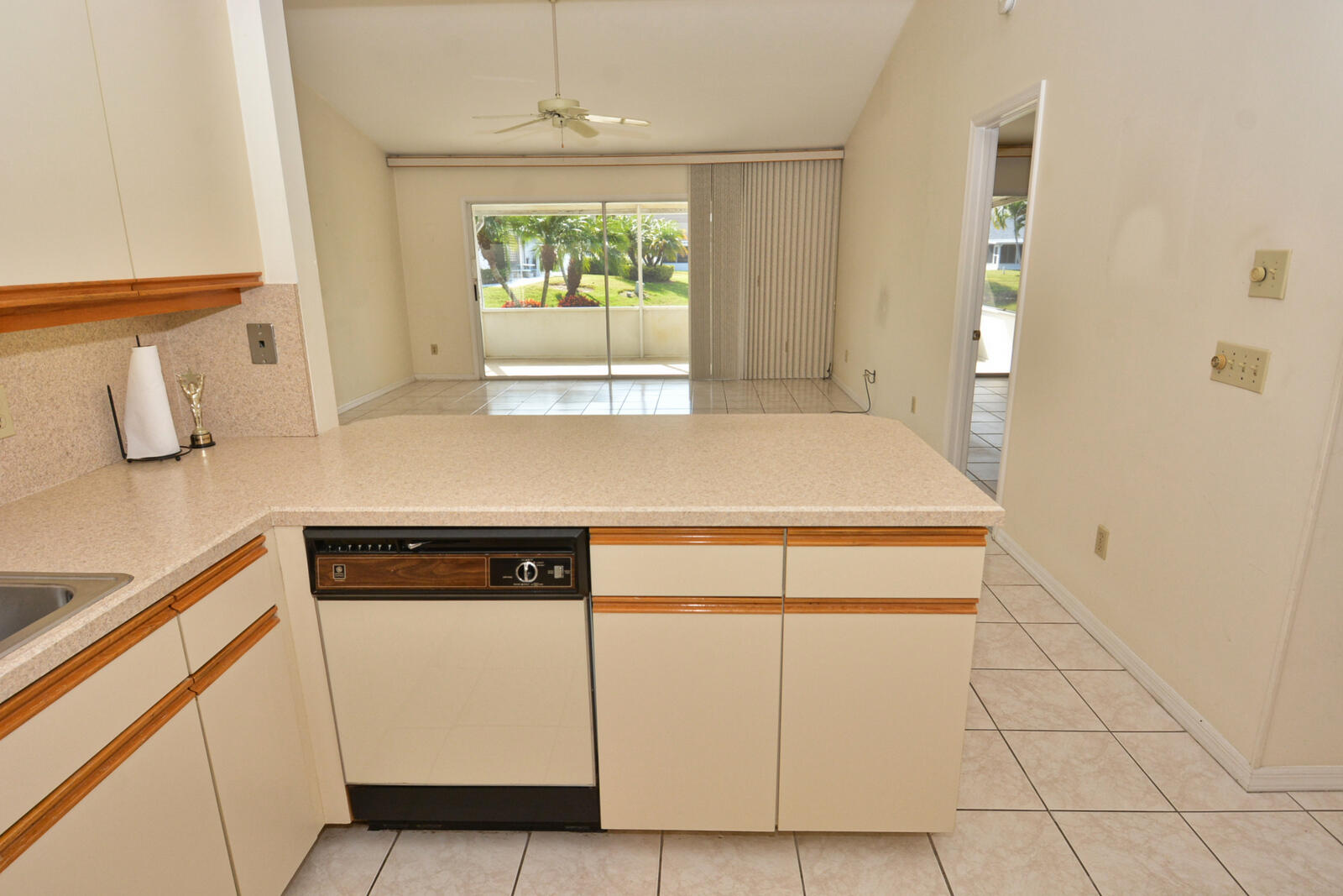 TROPICAL EAST - Residential