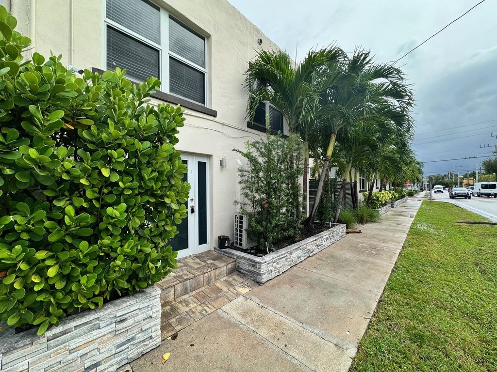 Photo of 1501 SE 2nd Court #7, Fort Lauderdale, FL 33301 (MLS # F10409710)