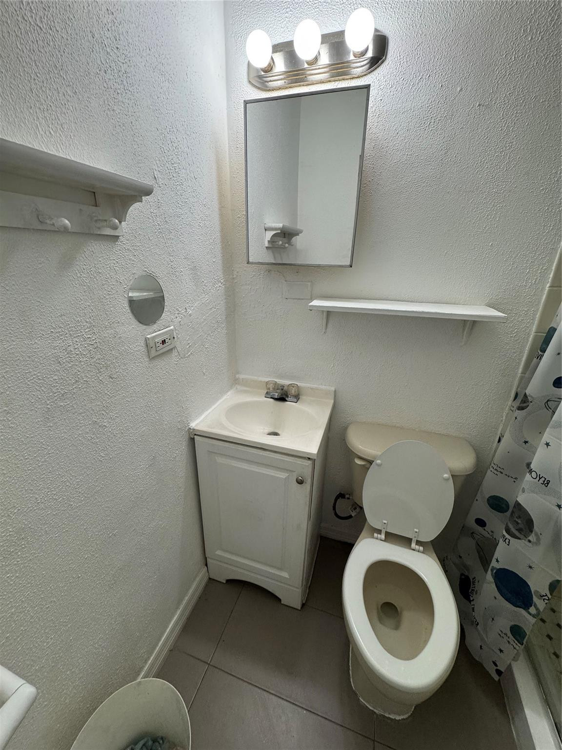 HOLLYWOOD TERRACE - Residential Lease