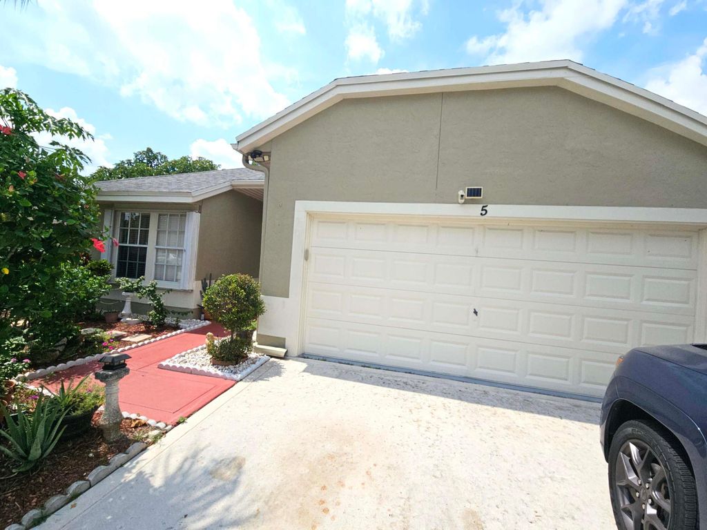 Photo of 5 Heather Trace Drive, Boynton Beach, FL 33436 (MLS # B26015812)
