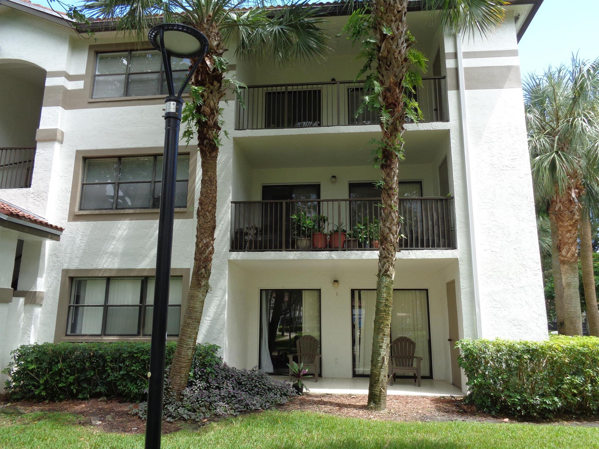 Top floor, corner unit, 1/1 in the quiet, tree lined Hollywood Parc community. All ages, pet friendly,completely tiled with a full size washer & dryer. Light & bright, spacious with tons of storage. Amenities include a gym, two swimming pools, jacuzzi, BBQ areas, pet play area, tennis court, & clubhouse. Easy access to I95, Tri-Rail, Fort Lauderdale Airport & beaches.