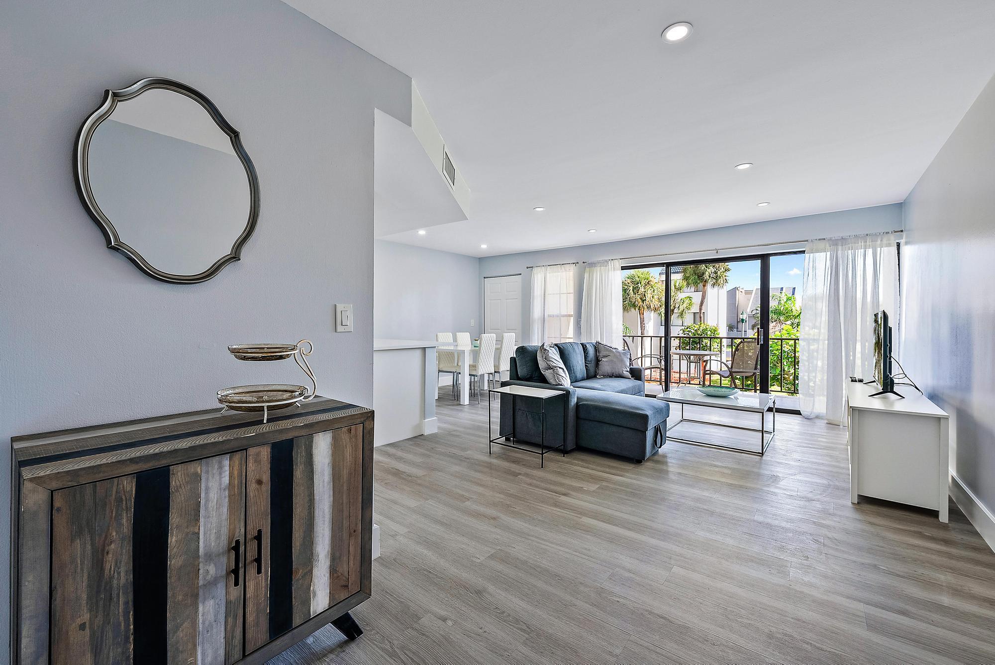 1605 S Us Highway 1 V2-204