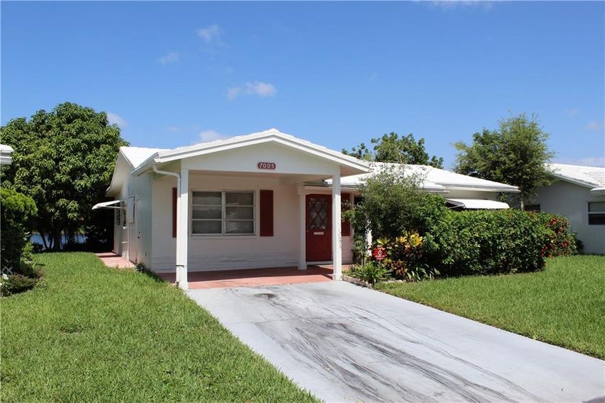 Waterfront home with amazing views! Priced to sell! Great home with tons of potential. Features 2 bedrooms, 2 full bathrooms, separate dining room, Florida room, laundry room and additional bonus room. Low association fee which includes lawn maintenance, exterior house painting and roof cleaning. Over 55 community.
