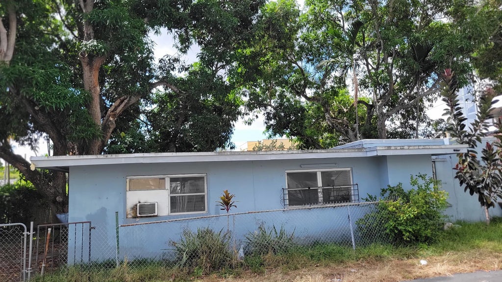 Photo of 1735 JACKSON Street #REAR, Hollywood, FL 33020 (MLS # B26068264)