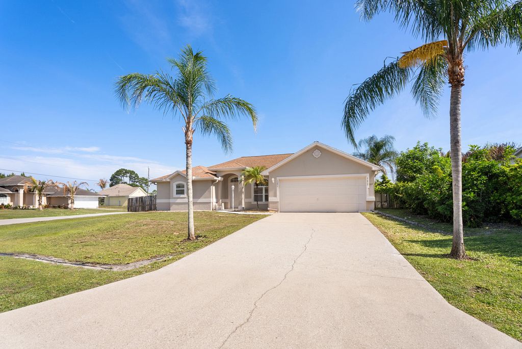 Photo of 1391 SW Bellevue Avenue, Port Saint Lucie, FL 34953 (MLS # B26025614)