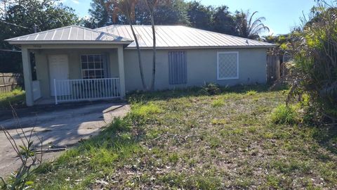 Photo of 5060 SE Ebbtide Avenue, Stuart, FL 34997 (MLS # B26023163)