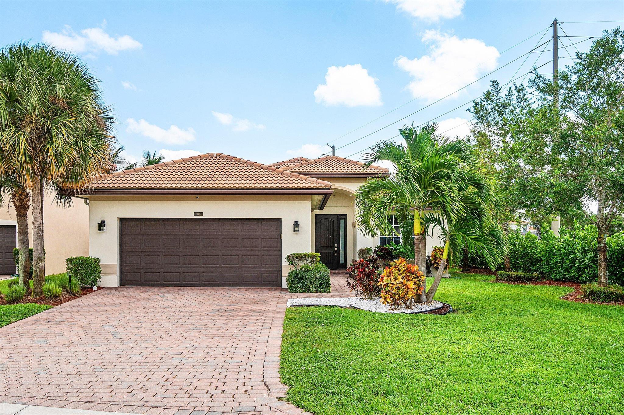 VISTA LAGO - Residential