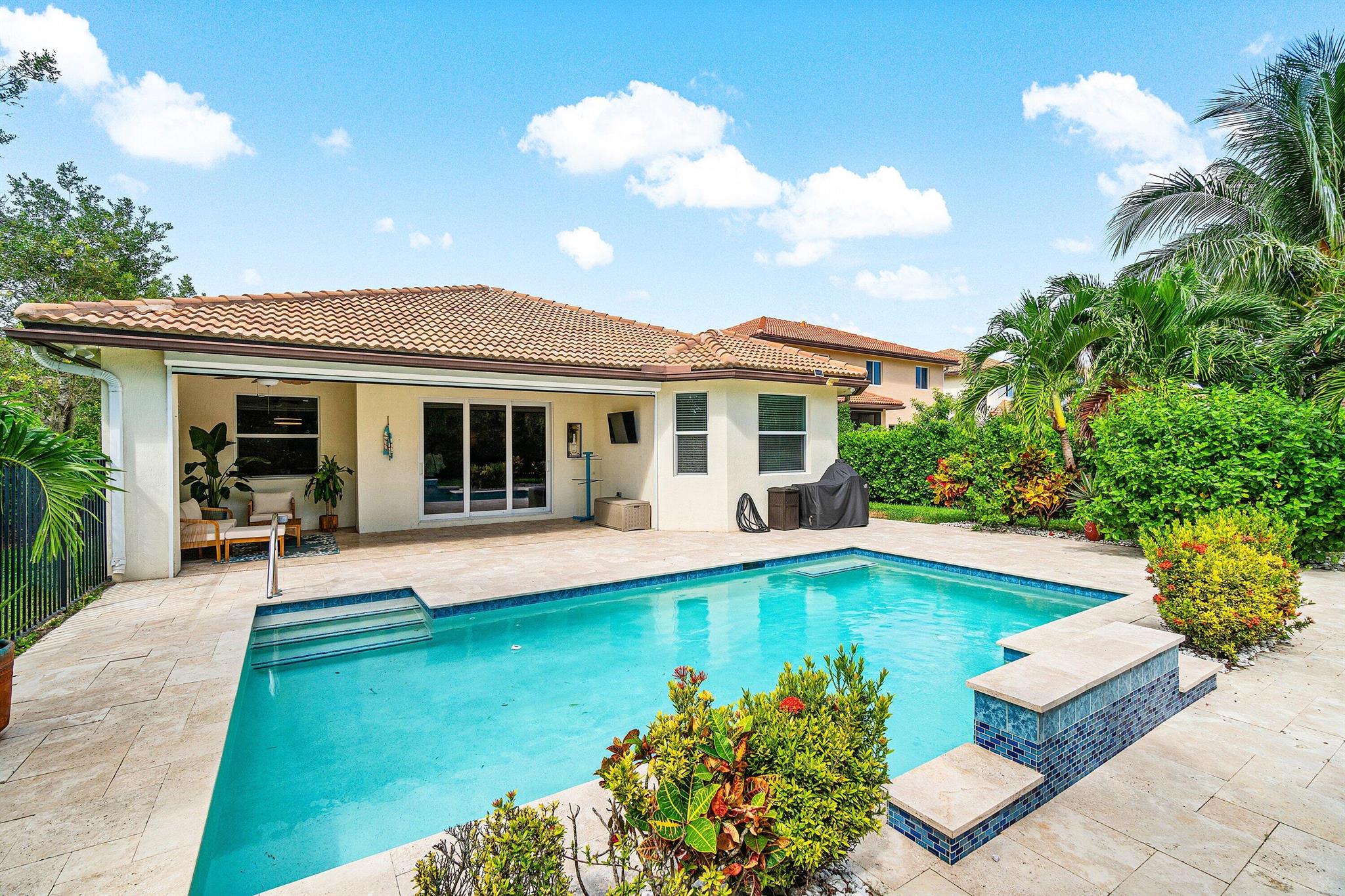 VISTA LAGO - Residential