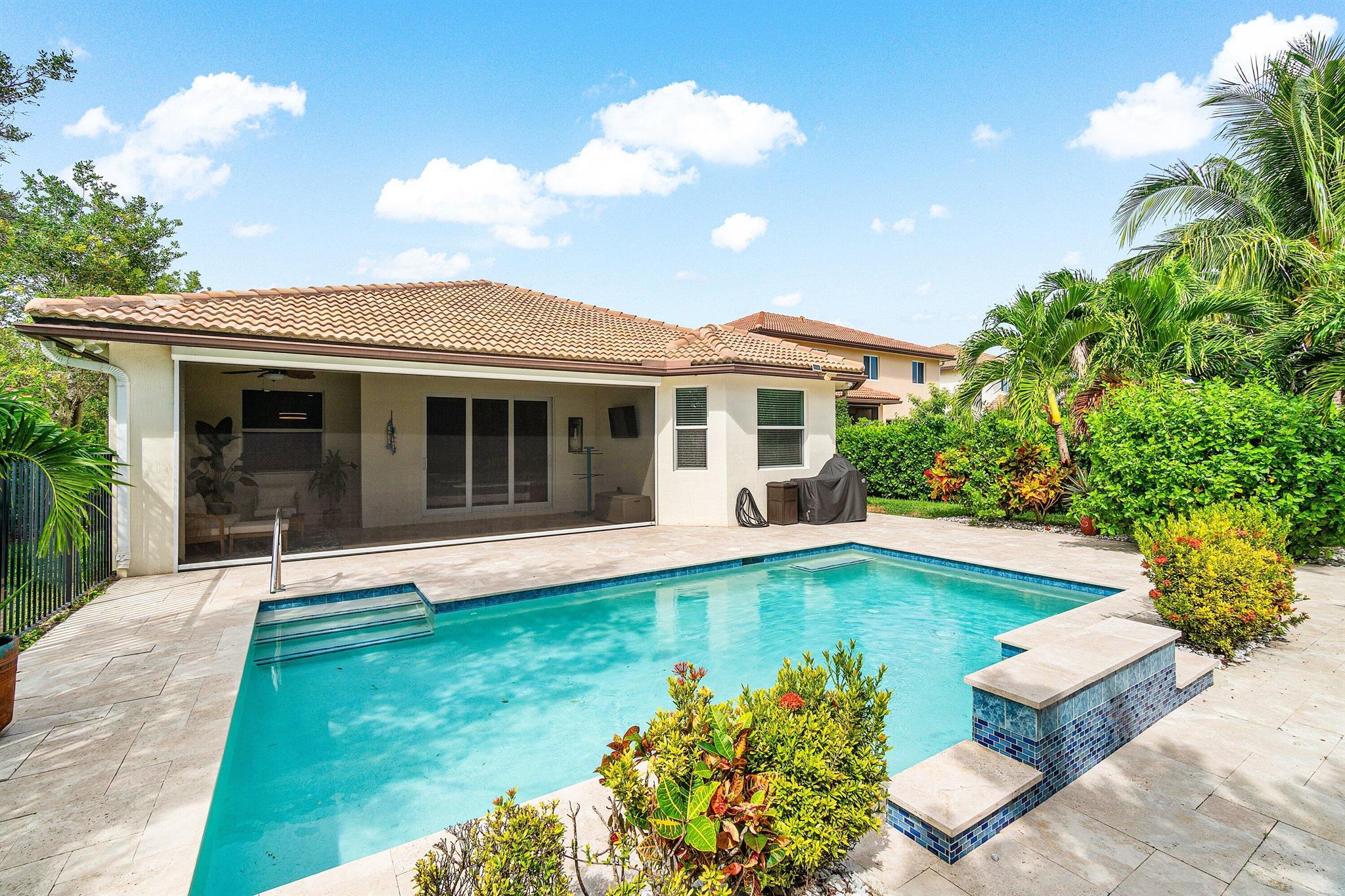 VISTA LAGO - Residential