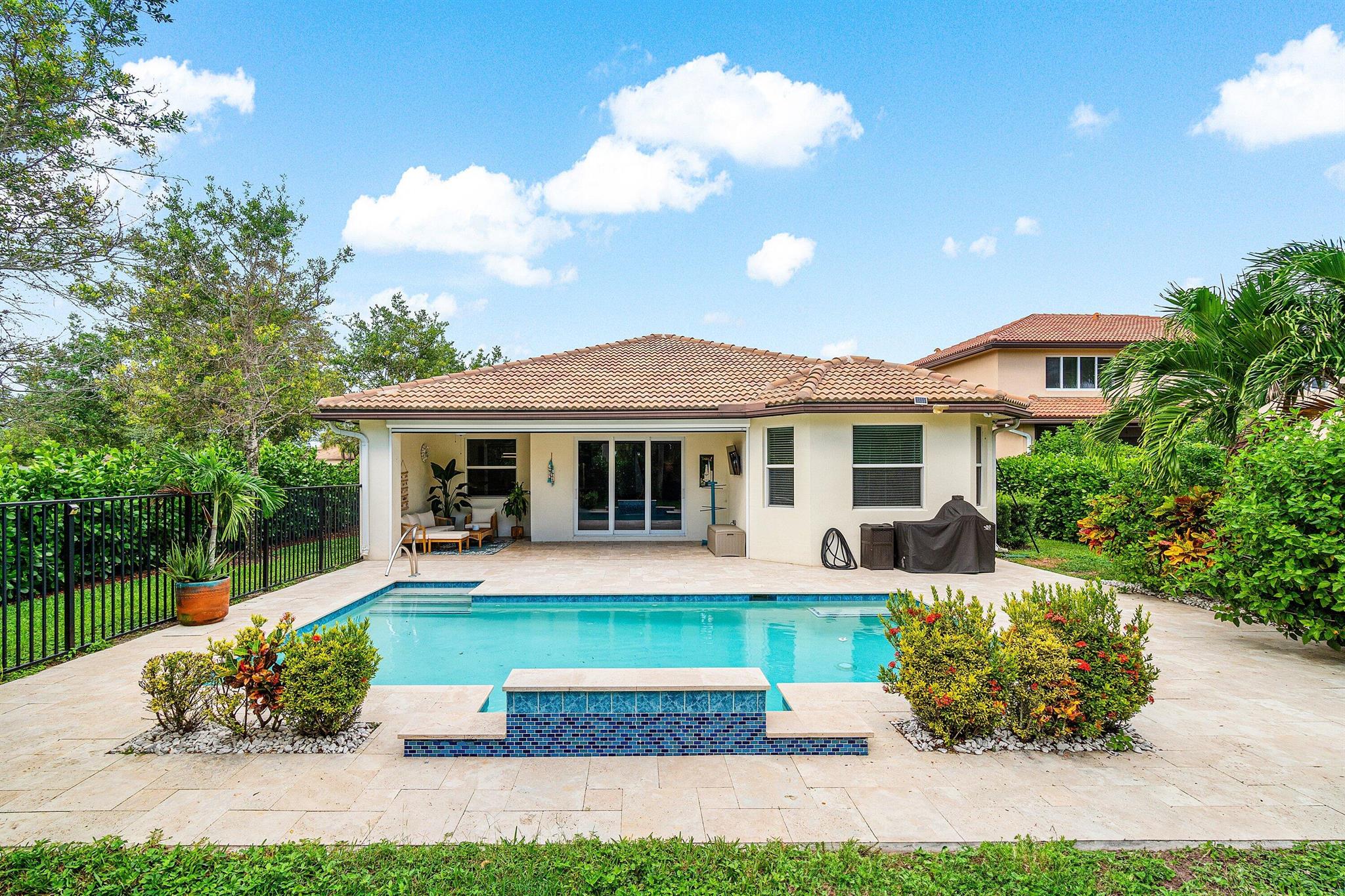 VISTA LAGO - Residential