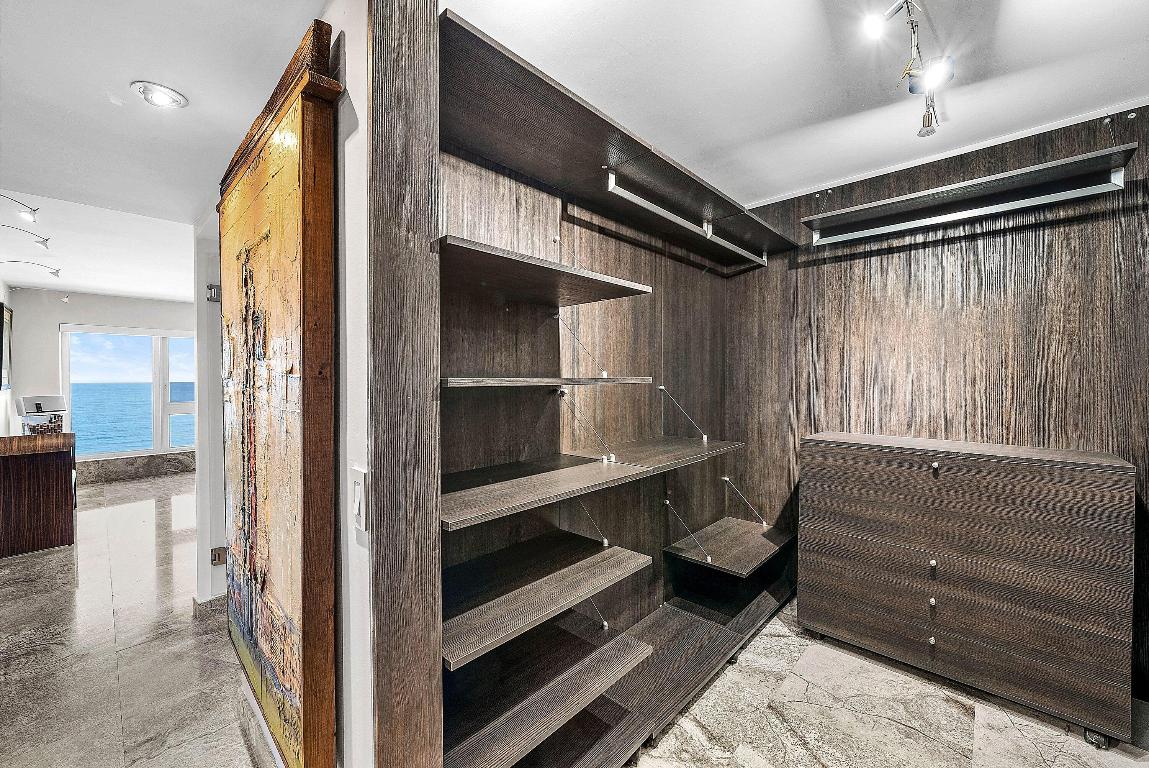 OCEAN REEF TOWERS - Residential