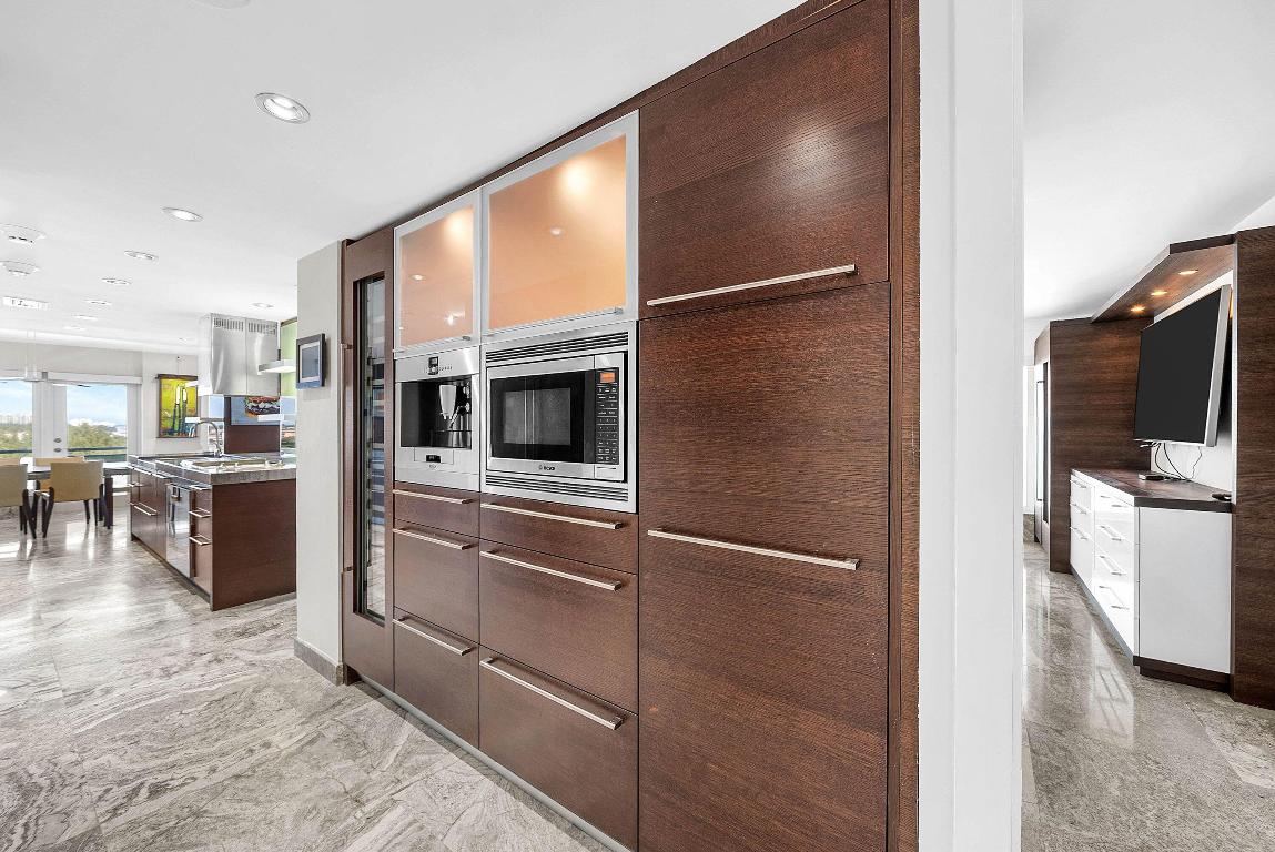 OCEAN REEF TOWERS - Residential