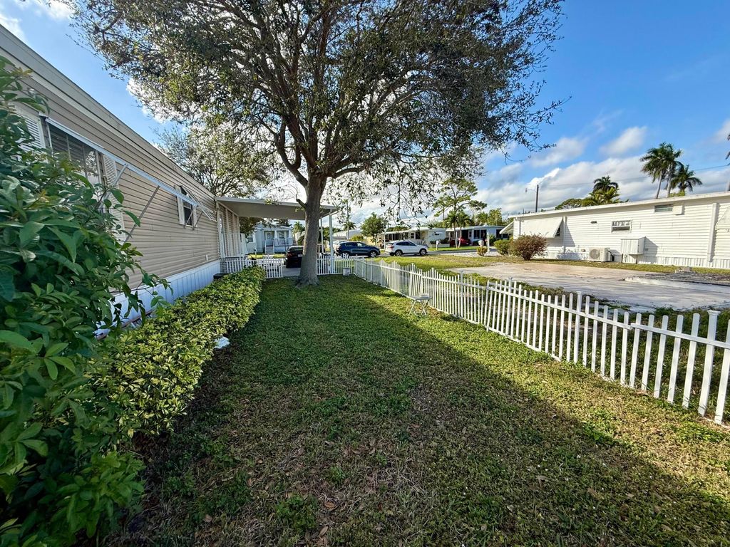 Photo of 8964 Pine Street, Boynton Beach, FL 33436 (MLS # R11157060)