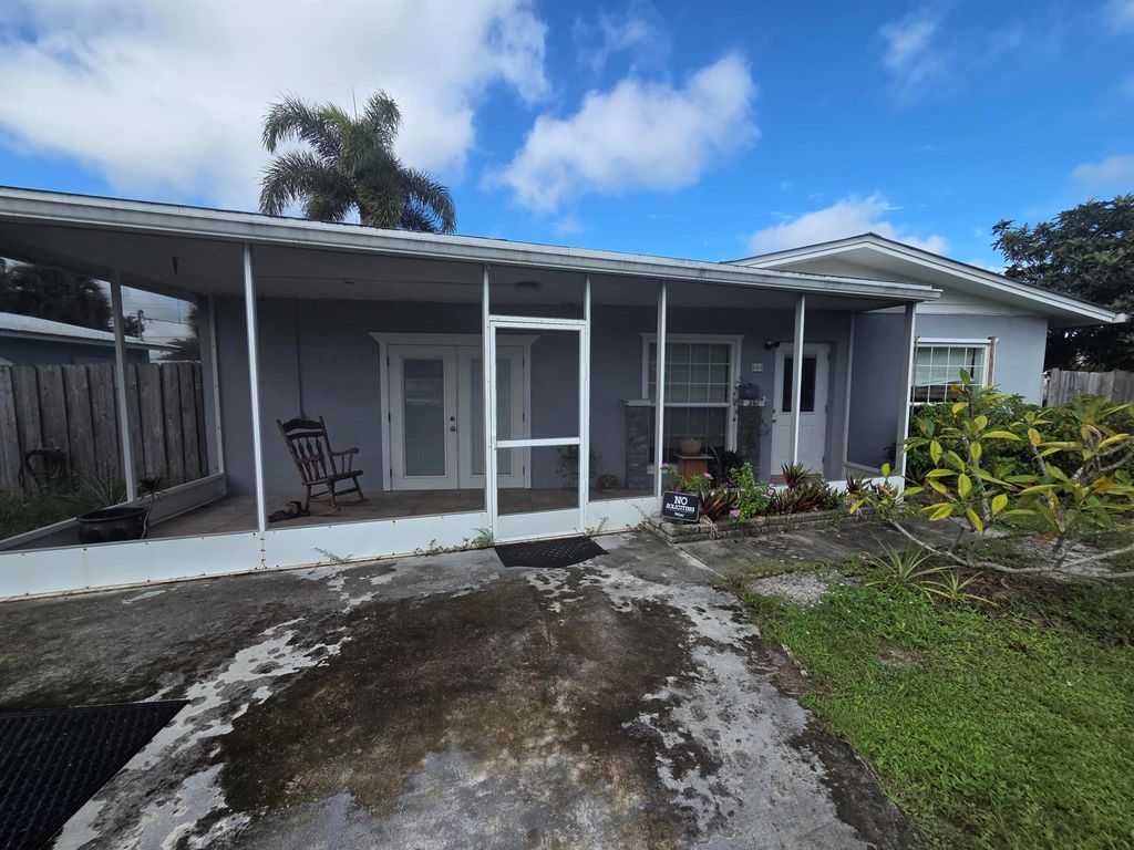 Photo of 604 SE Madison Avenue, Stuart, FL 34996 (MLS # R11135491)