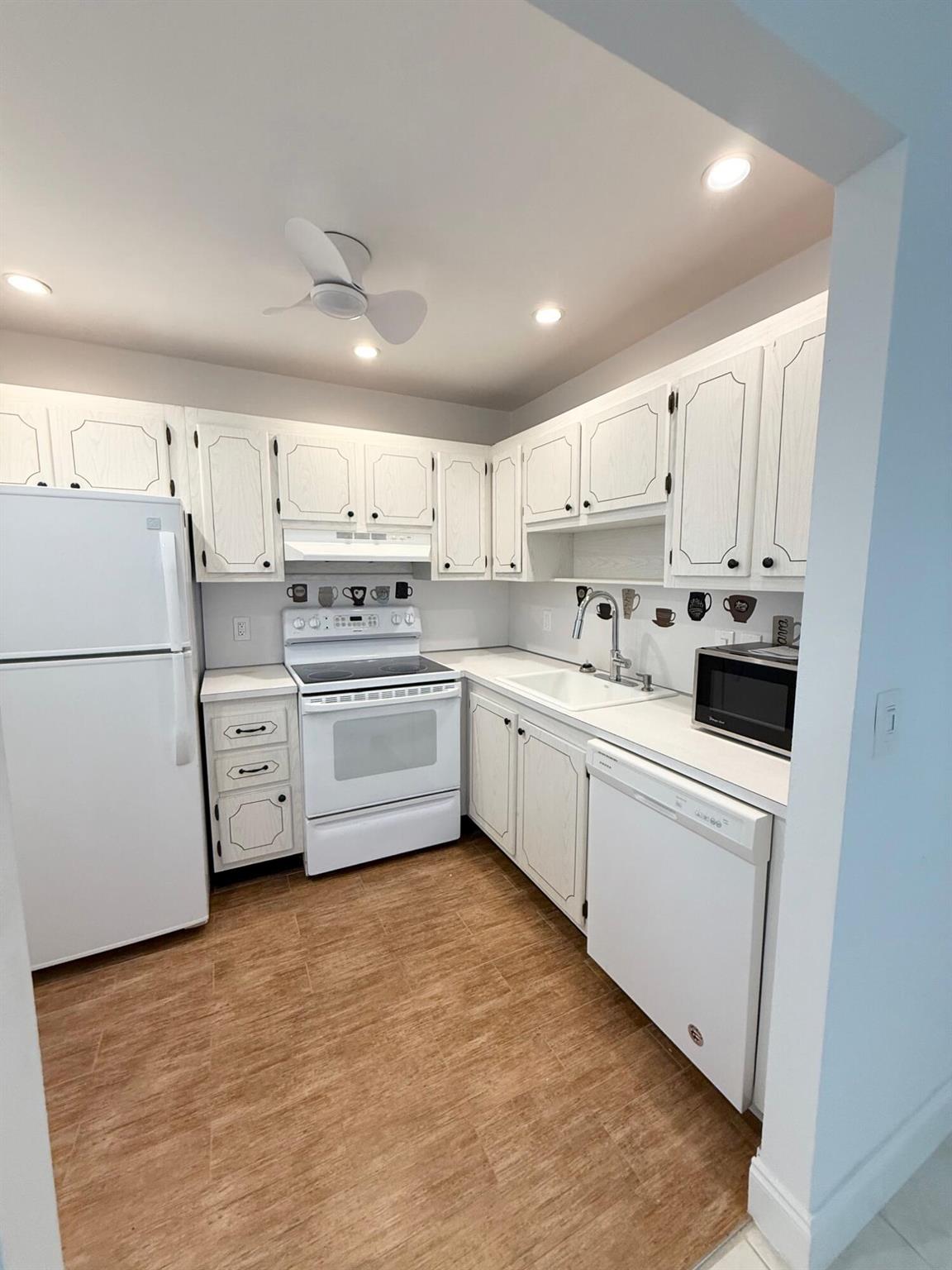 Fresh, clean, one story villa in popular senioir commuity Kings Point! No neighbors above you, washer and dryer you do not have to share! Walk in showerEnclosed patio with air conditioning. You may choose to use the front entrance or carry your packages right from your car through your patio entrance! Kings Point also has so many amenities to enjoy - pools, pickle ball, theater, live shows, 2 restaurants and more!