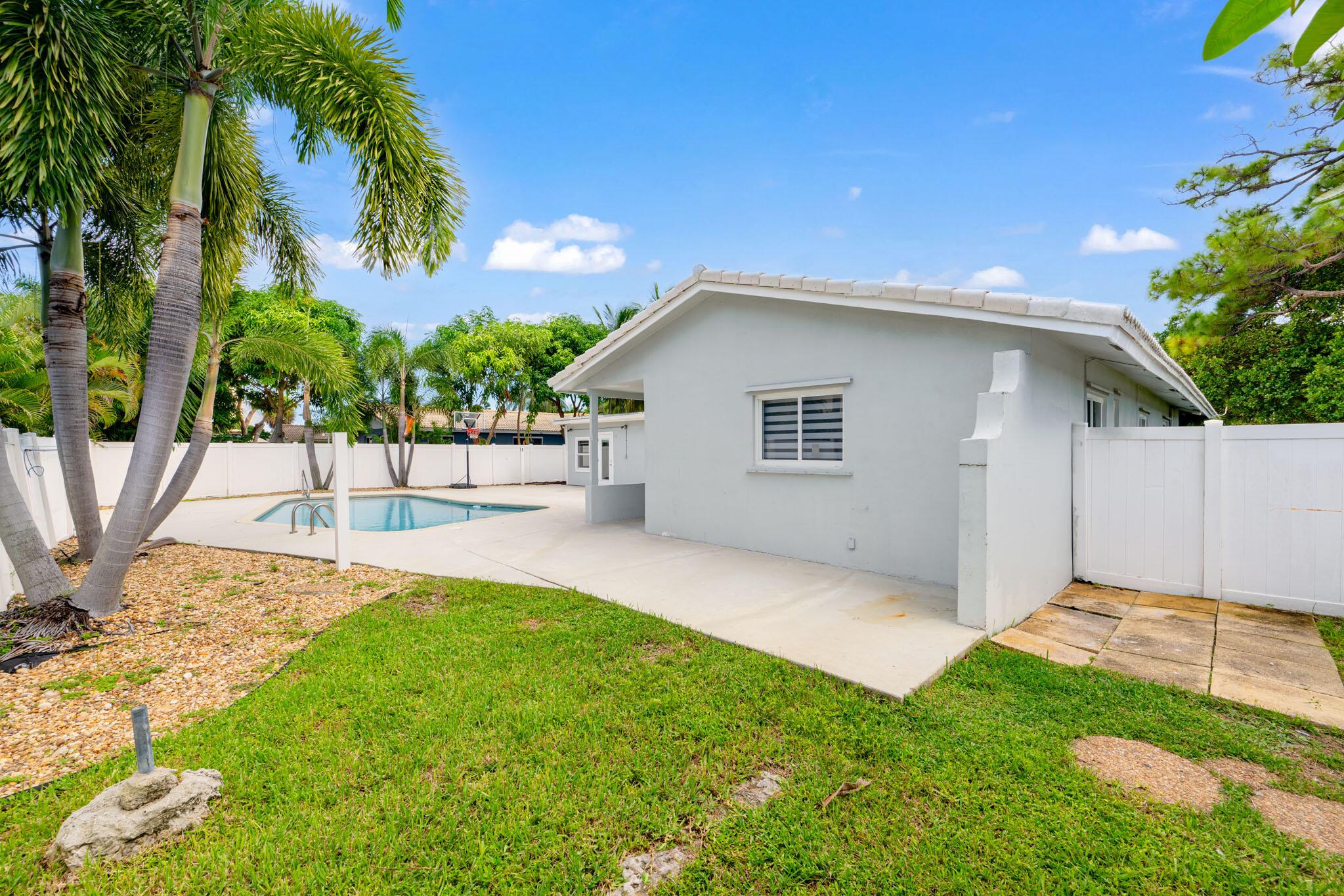 BOCA RATON SQUARE - Residential Lease