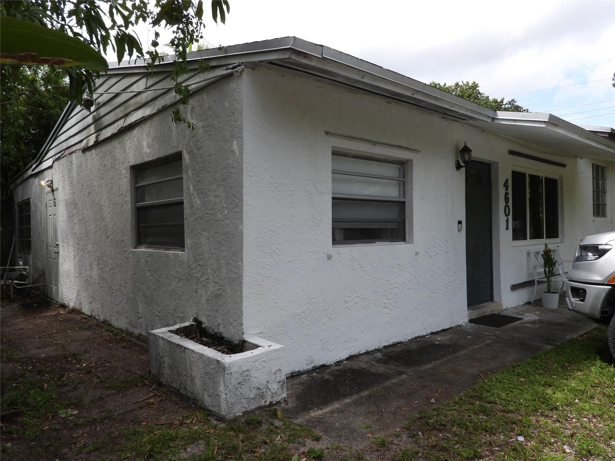 This is an efficiency/studio apartment located on the south side of the main house, featuring tile floors, an updated bathroom, a closet, a small refrigerator, and a small microwave. Electric, water/sewer, and garbage are all included with the rent. It is located near shopping areas,has easy access to the major highways, and more.