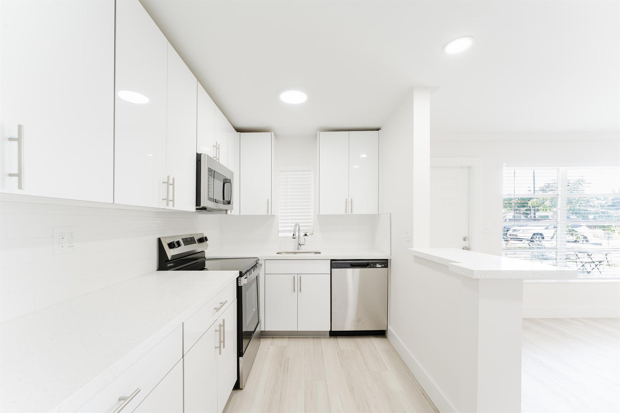 FAST, EASY RENTAL, NO HOA! Conveniently located just minutes from local attractions like the beach, parks, shops, restaurants. This unit have been renovated and provides the perfect balance of comfort and convenience due to its proximity to major highways or local schools.Call now!!