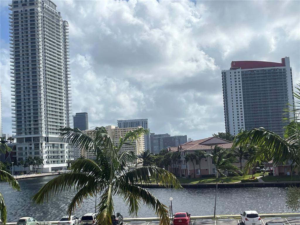 200 Leslie Dr 324, Hallandale Beach, FL, 33009/$285,000 3 200 Leslie Dr 324