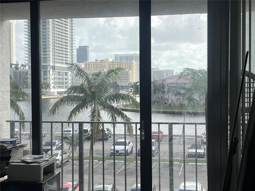200 Leslie Dr 324, Hallandale Beach, FL, 33009/$285,000 4 200 Leslie Dr 324