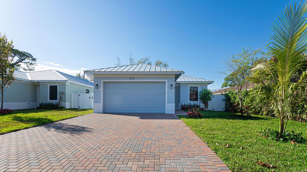 Photo of 314 4th St, Jupiter, FL 33458 (MLS # R11167453)