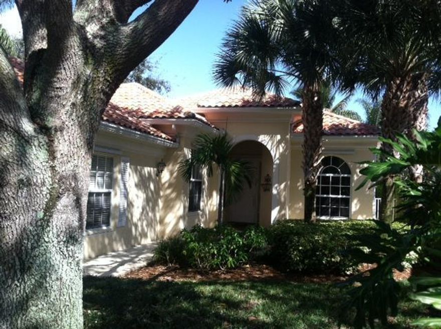 FANTASTIC DELRAY BEACH SEASONAL RENTAL in a gated community. This property features 2 bedrooms, den, open floor plan, lovely pool and
serene lake views in a very private back yard, 2 car garage, located on a quite cul-de-sac.
Heated community pool, playground, treed lined streets and sidewalks.  Close to beaches,
fine dining, shopping and downtown Delray 
Beaches Trendy Atlantic Avenue.