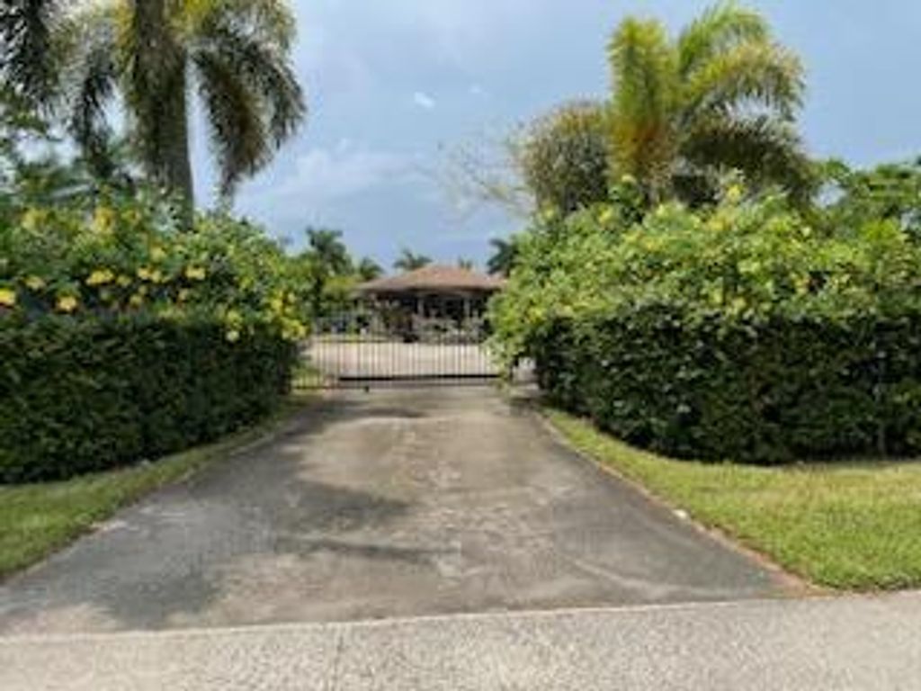 Photo of 1215 N Haverhill Road, Haverhill, FL 33417 (MLS # R10918142)