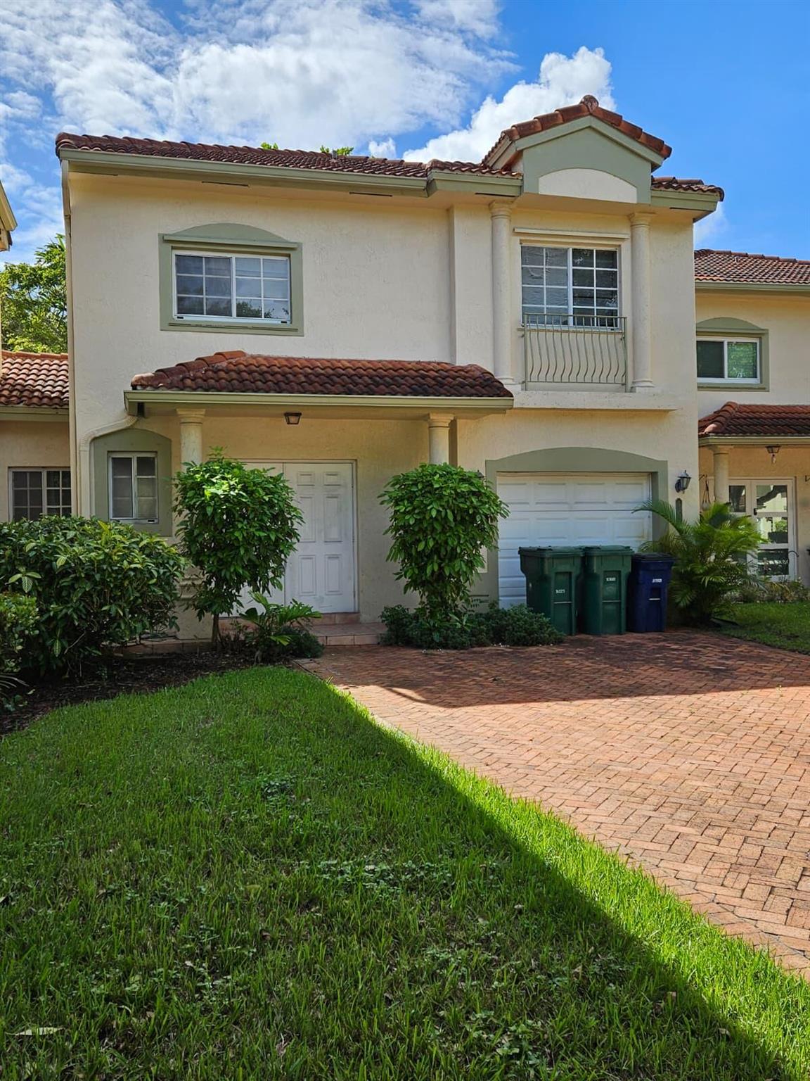 lovely 3/2.5 House in Cooper city. great school district,  3 bedrooms and 2 bathrooms on the 2nd floor, 1 guest bath down-stairs with the living room and kitchen, house in need of some TLC, please read broker's remarks.