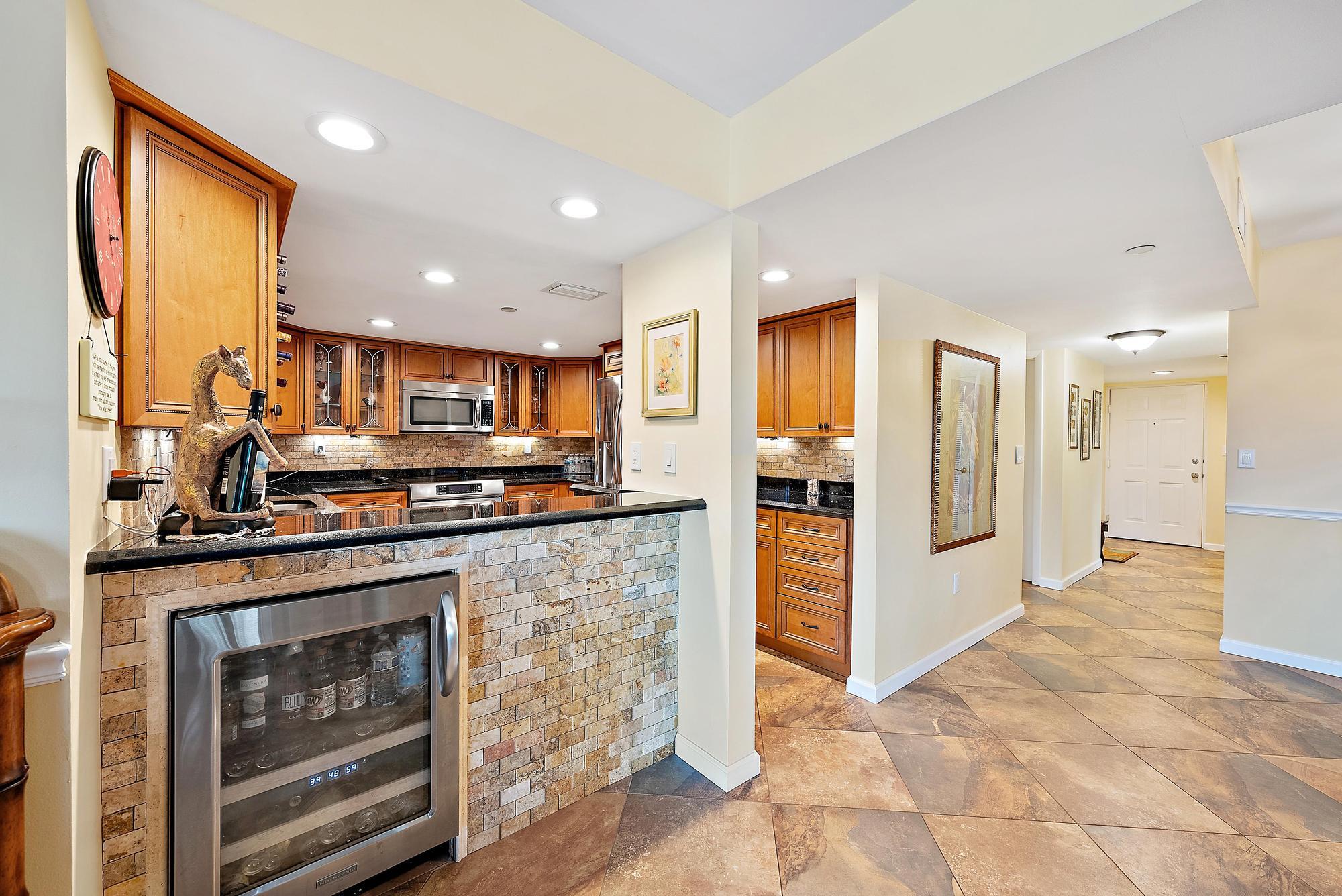 OAK HARBOUR CONDOS - Residential Lease