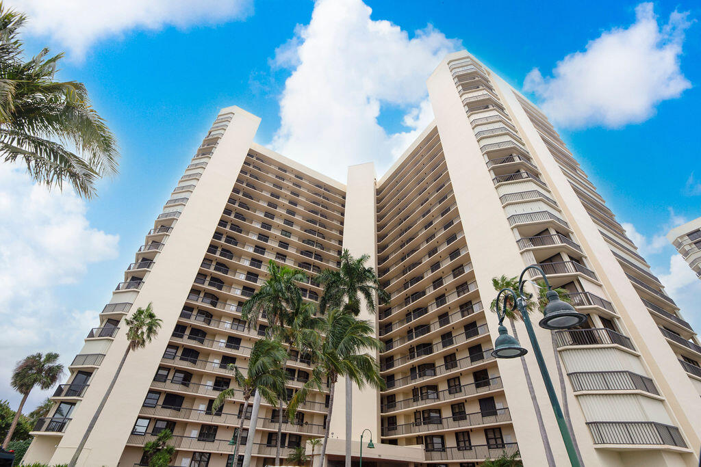 ISLANDIA II CONDOMINIUM - Residential