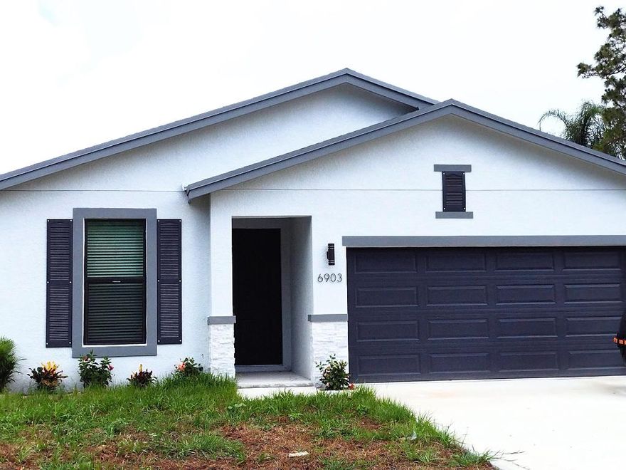 Gorgeous brand new house with top of the line stainless still appliances, quartz counter tops, Impact windows, impermeable laminated floors. Feeling tired at the end of the day? enjoy the water view while relaxing on the porch or backyard. !5 minutes from Downtown Vero, and 20 minutes from gorgeous beaches. It won't last.